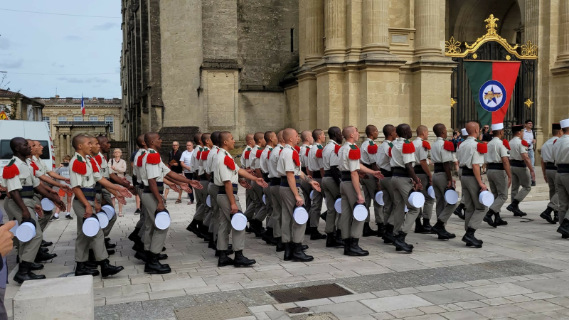 Les nouveaux légionnaires ont  reçu leur képi blanc  sur le parvis de la cathédrale Sainte Marie