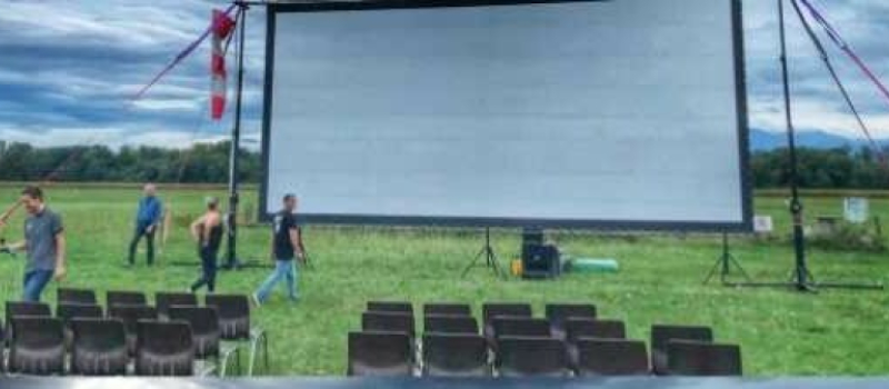 Séance de cinéma en plein air au boulodrome de Ladevèze-Rivière
