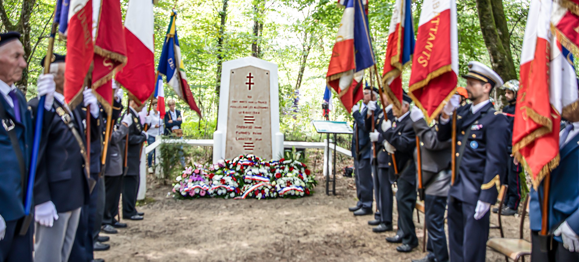 0 Face à la stèle du bois de Bascaules 1bis 060823.jpg