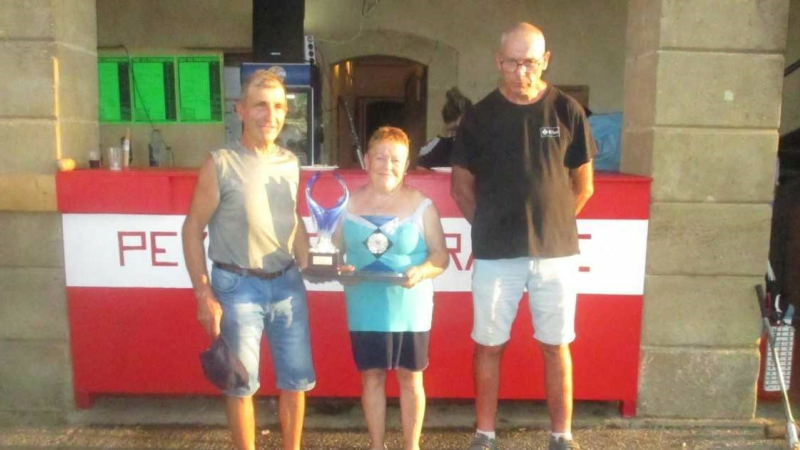 Quilles gasconnes par équipe : le trophée de la fête