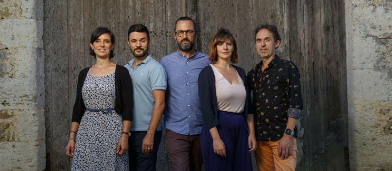 Cinq chanteurs en tournée "à bicyclette" dans le Gers font escale à Flaran…