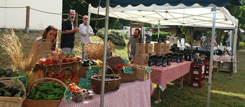 Marché flottant au pied de la bastide perchée.