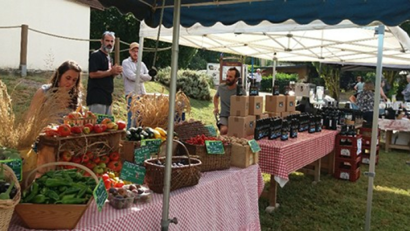 Marché flottant au pied de la bastide perchée.