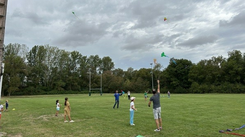 Des dizaines de cerfs-volants décollent dans le ciel de Mauvezin