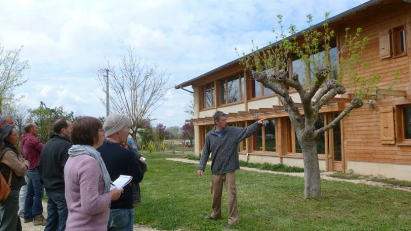 Une visite chaperonnée de l’Ecocentre Pierre et Terre dirigée par Anaïs et Christophe