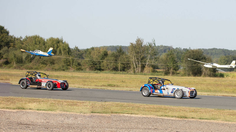 Grand bal de voitures de fête au circuit de Nogaro: Caterham et Mazda MX-5 (II)