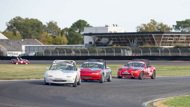 Grand bal de voitures de fête au circuit de Nogaro: Caterham et Mazda MX-5 (III dernier)