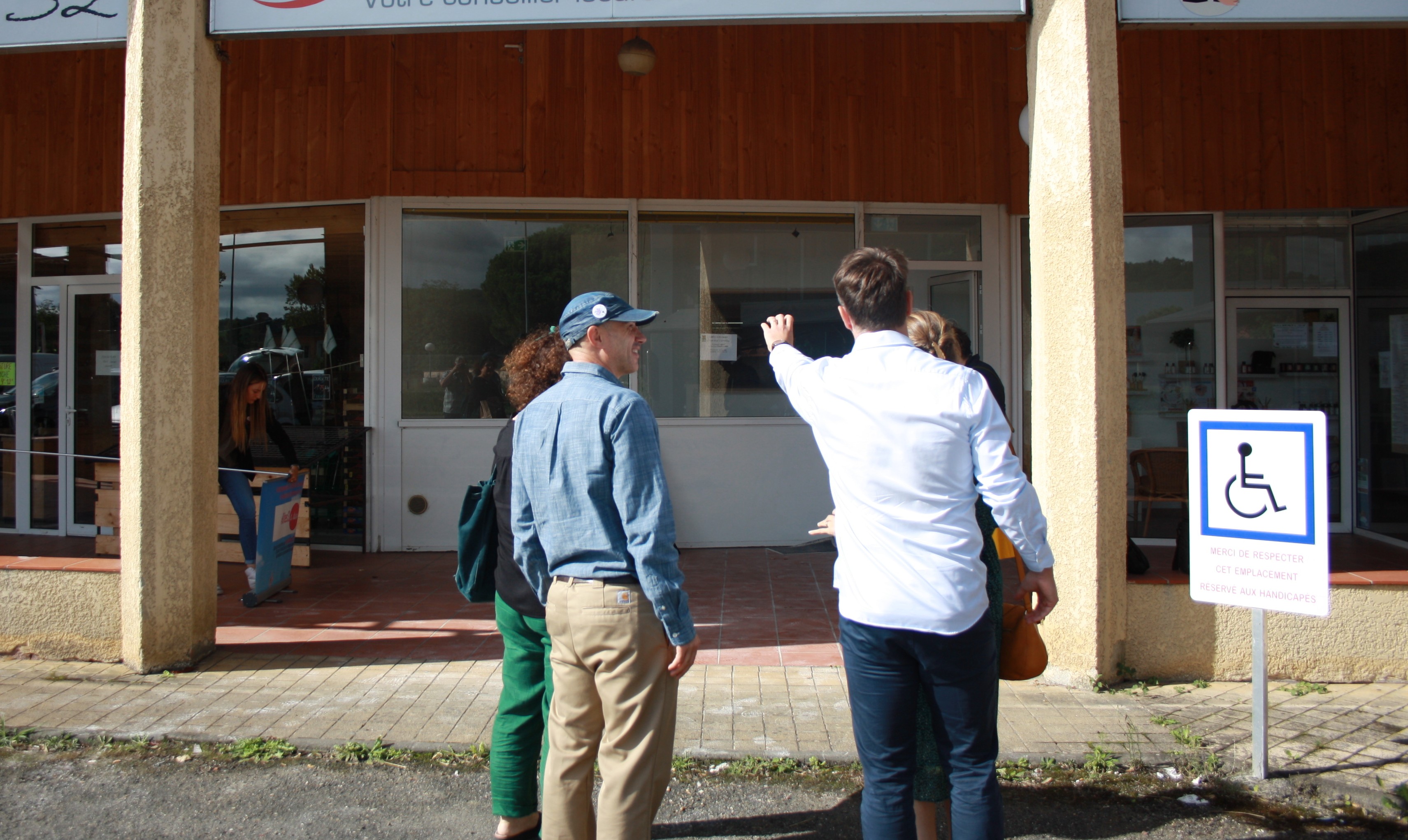 Les pédiatres présentent leur local à Mr Samalens
