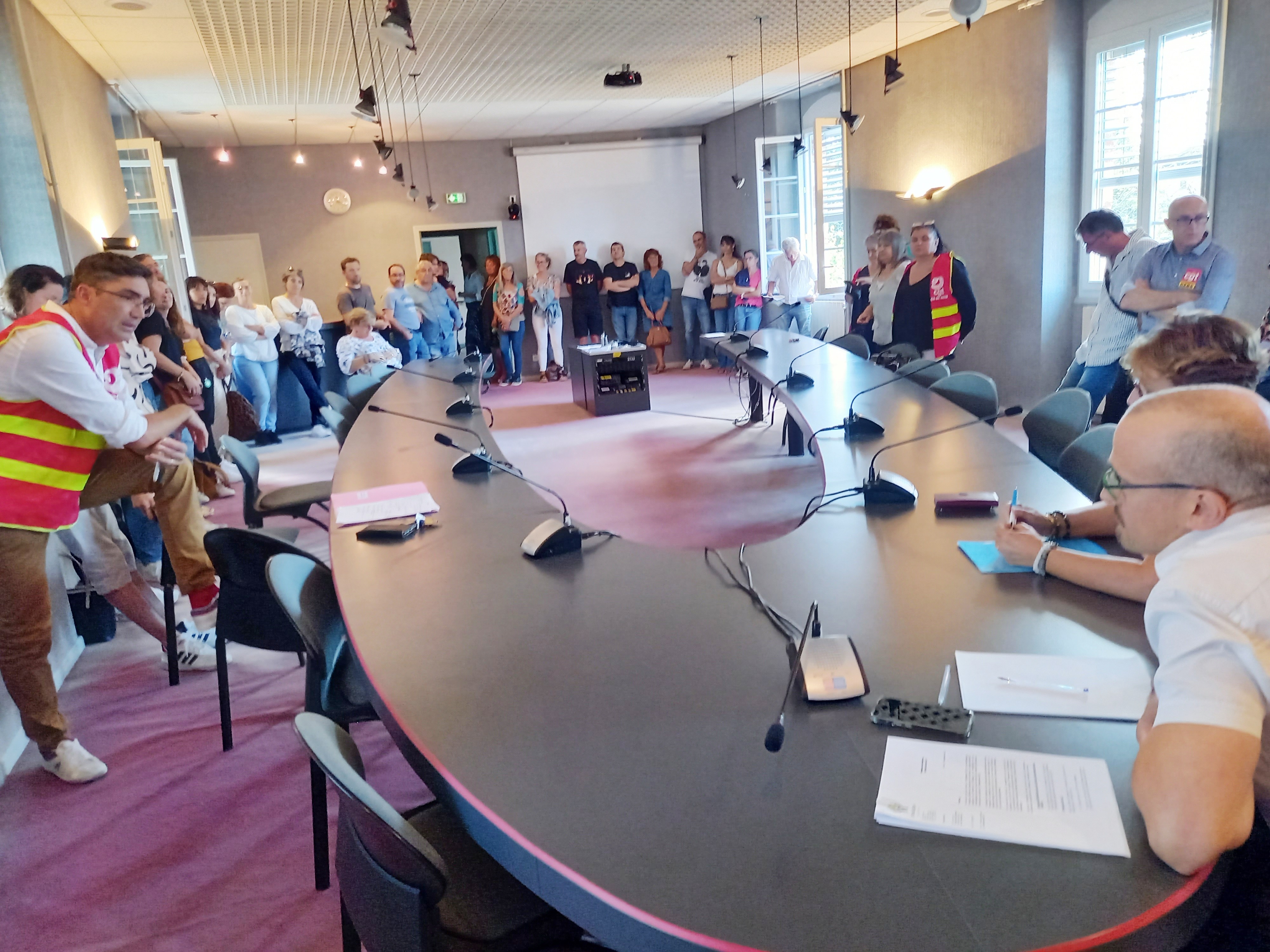 Le personnel du CHS face à la direction.