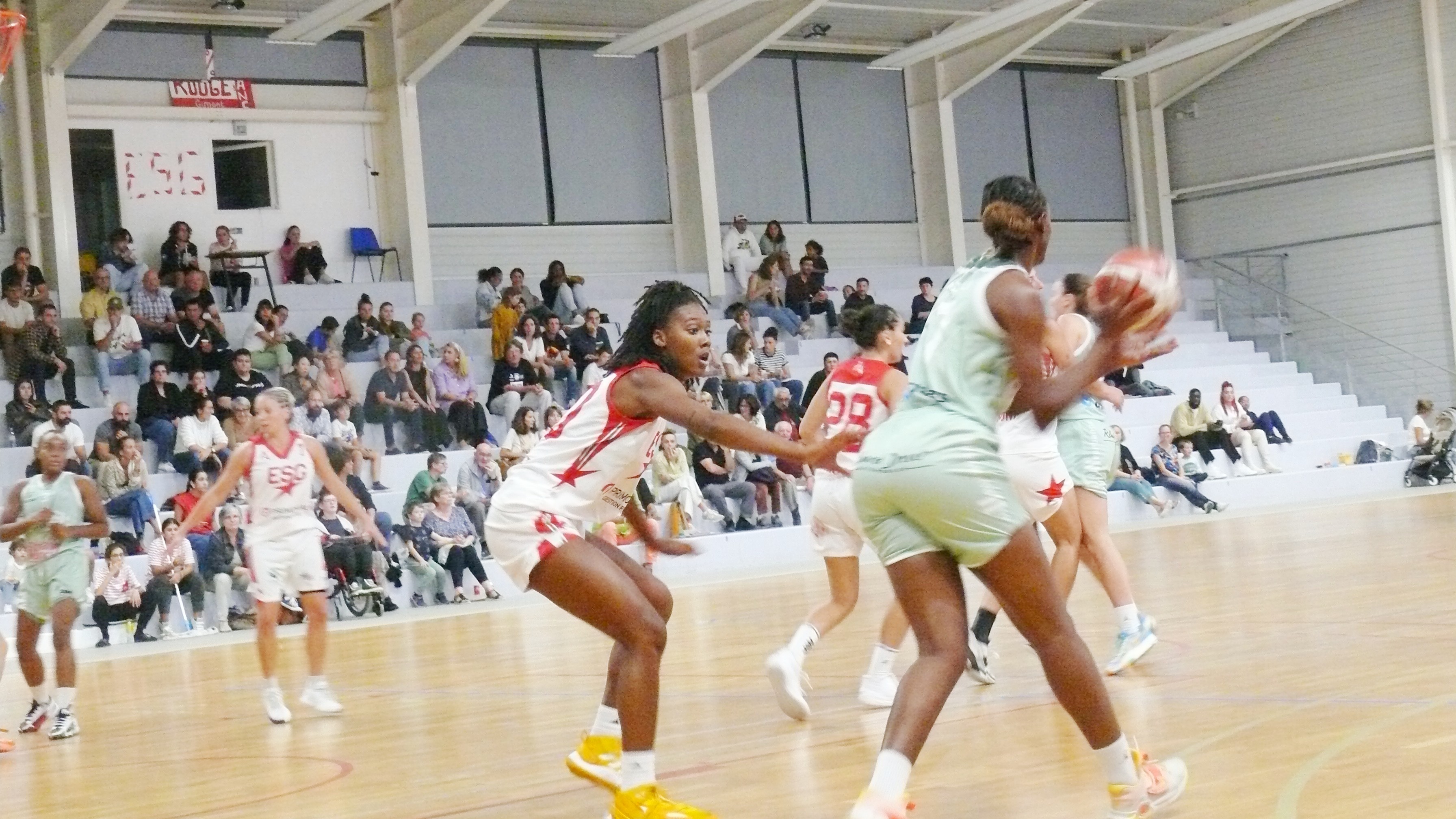 Tylar Bennett face à Linda N'Dolo