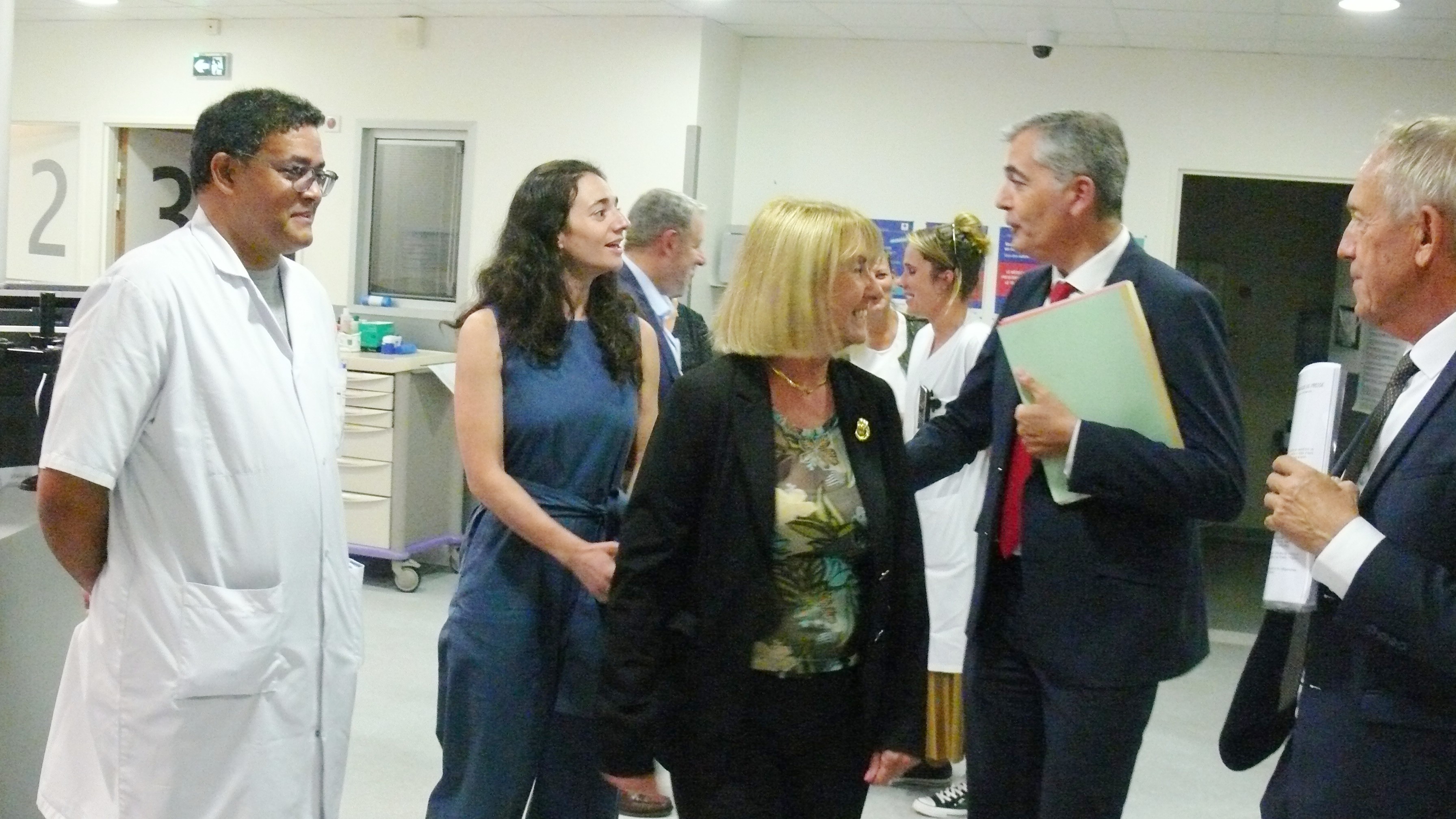 Le préfet lors de sa visite aux Urgences.