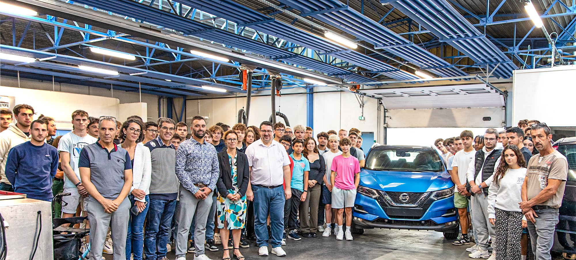 0Enseignants élèves avec la qashqai 1bis 270923.jpg