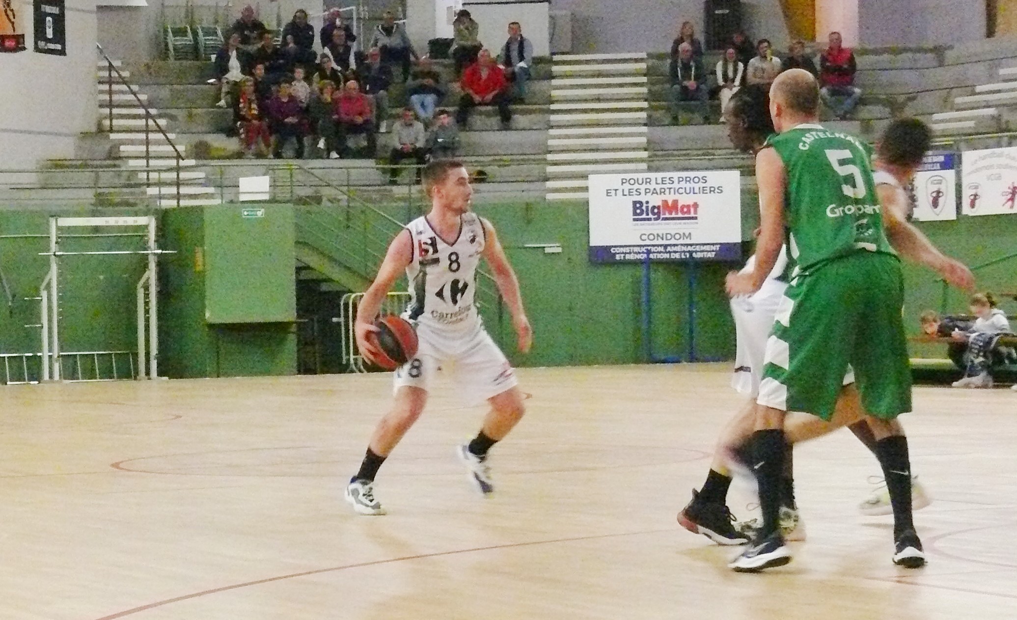 Nathan Dufau cherche une solution.