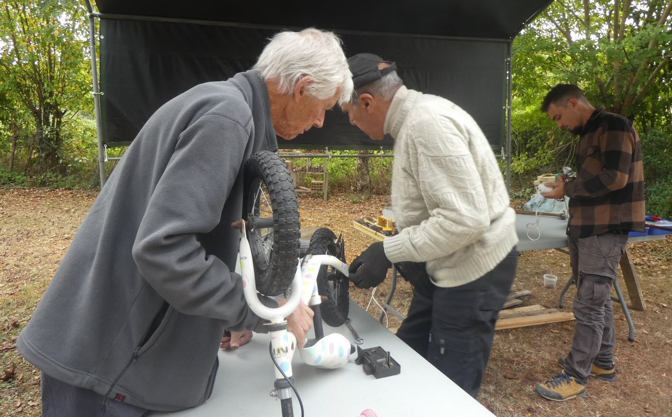 Changer un pneu à une roue de vélo, pour certains  toute une affaire :!