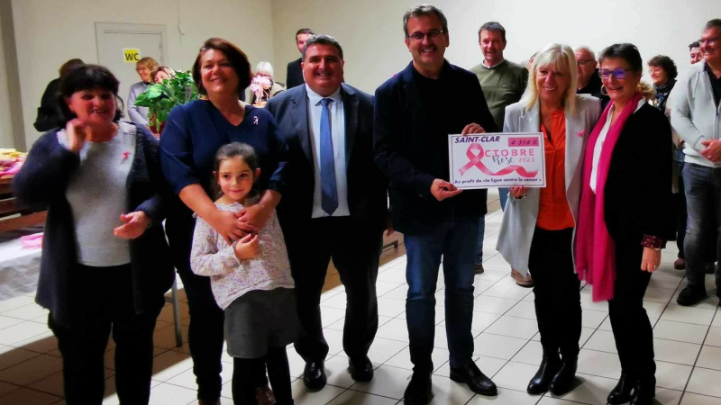 Remise d'un chèque conséquent pour Octobre Rose à Saint-Clar.