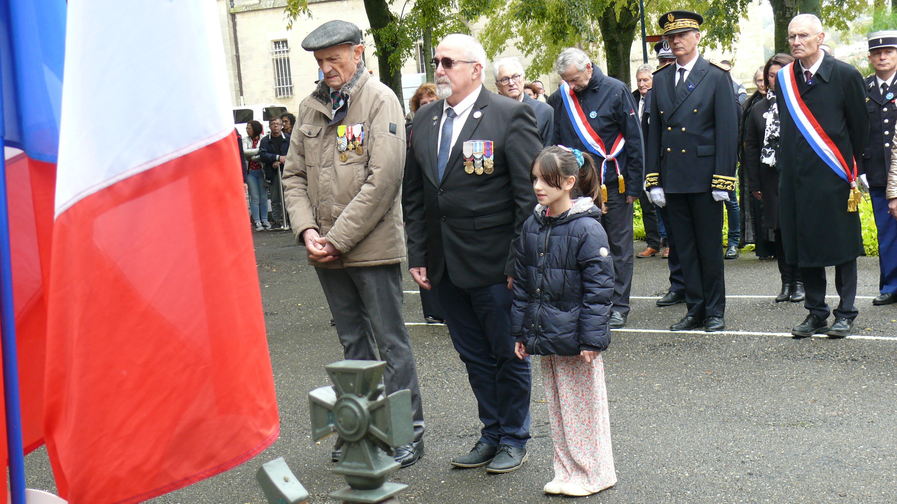 Adèle comme 13 autres enfants a déposé une gerbe.