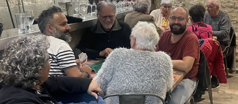 C'est parti ! Reprise de la belote au café "La Bascule" à Saint-Clar .