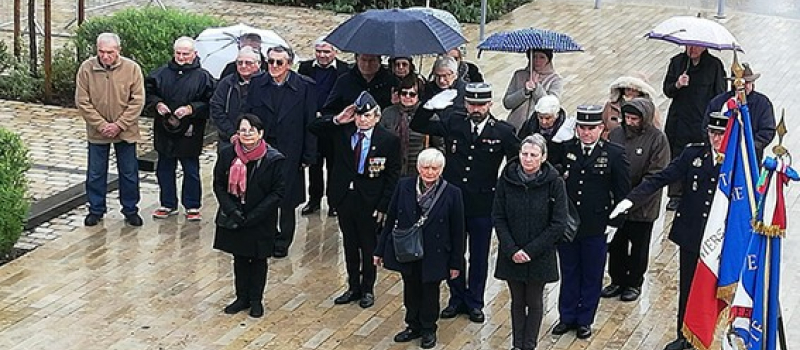 Une commémoration dans le froid et sous la pluie