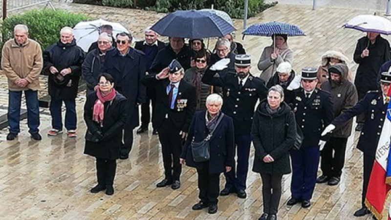 Une commémoration dans le froid et sous la pluie