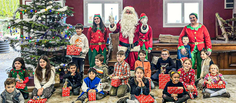 Le Père Noël est arrivé par surprise à Sorbets avec ses lutins