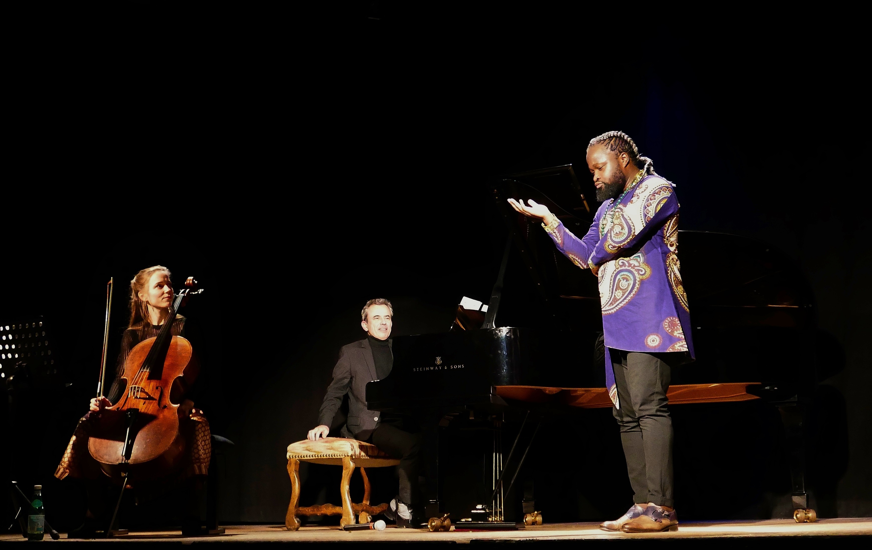 Serge Kakudji et ses 2 musiciens.