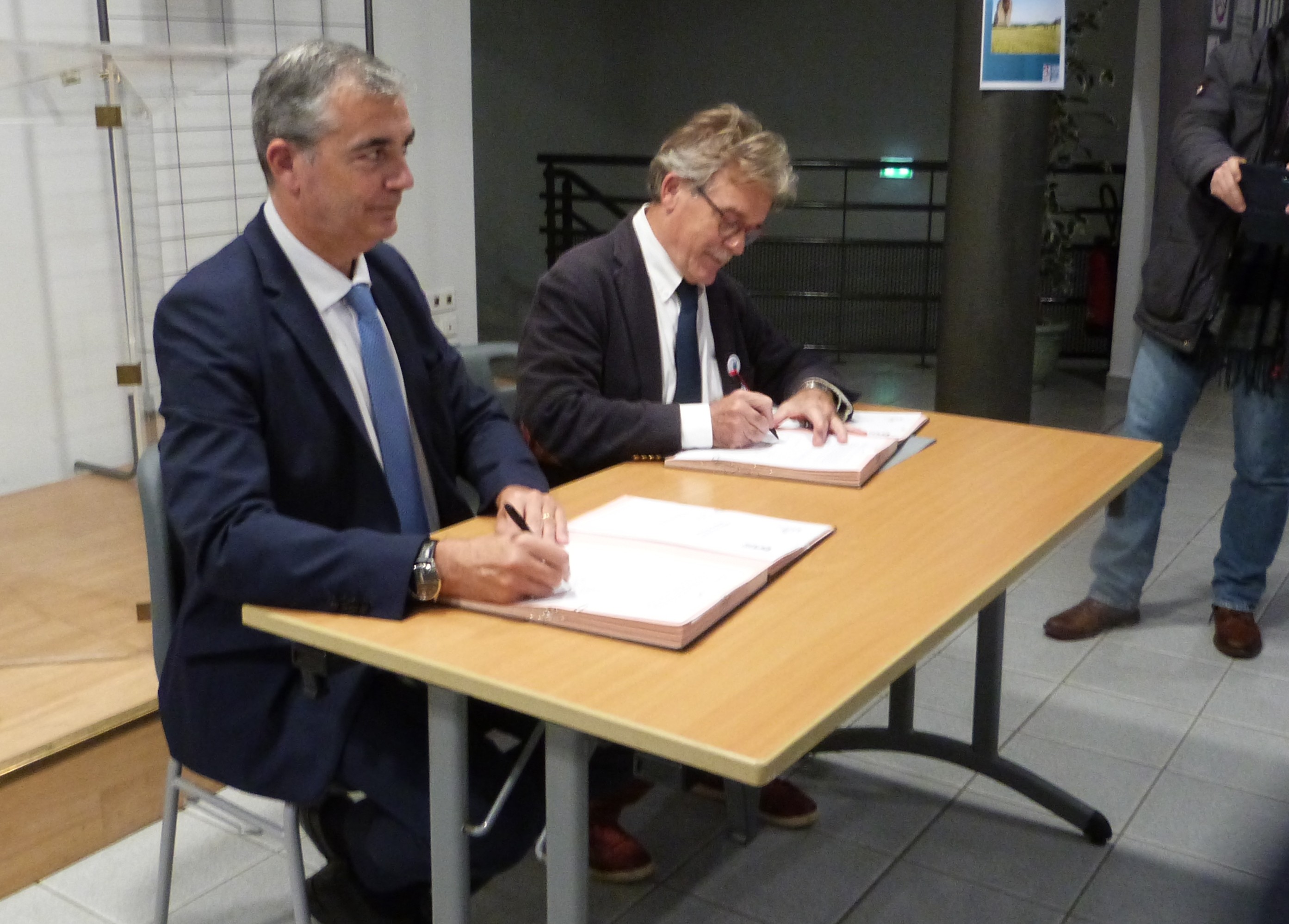 Le préfet Laurent Carrié et Bernard Pensivy signent le renouvellement de la convention.