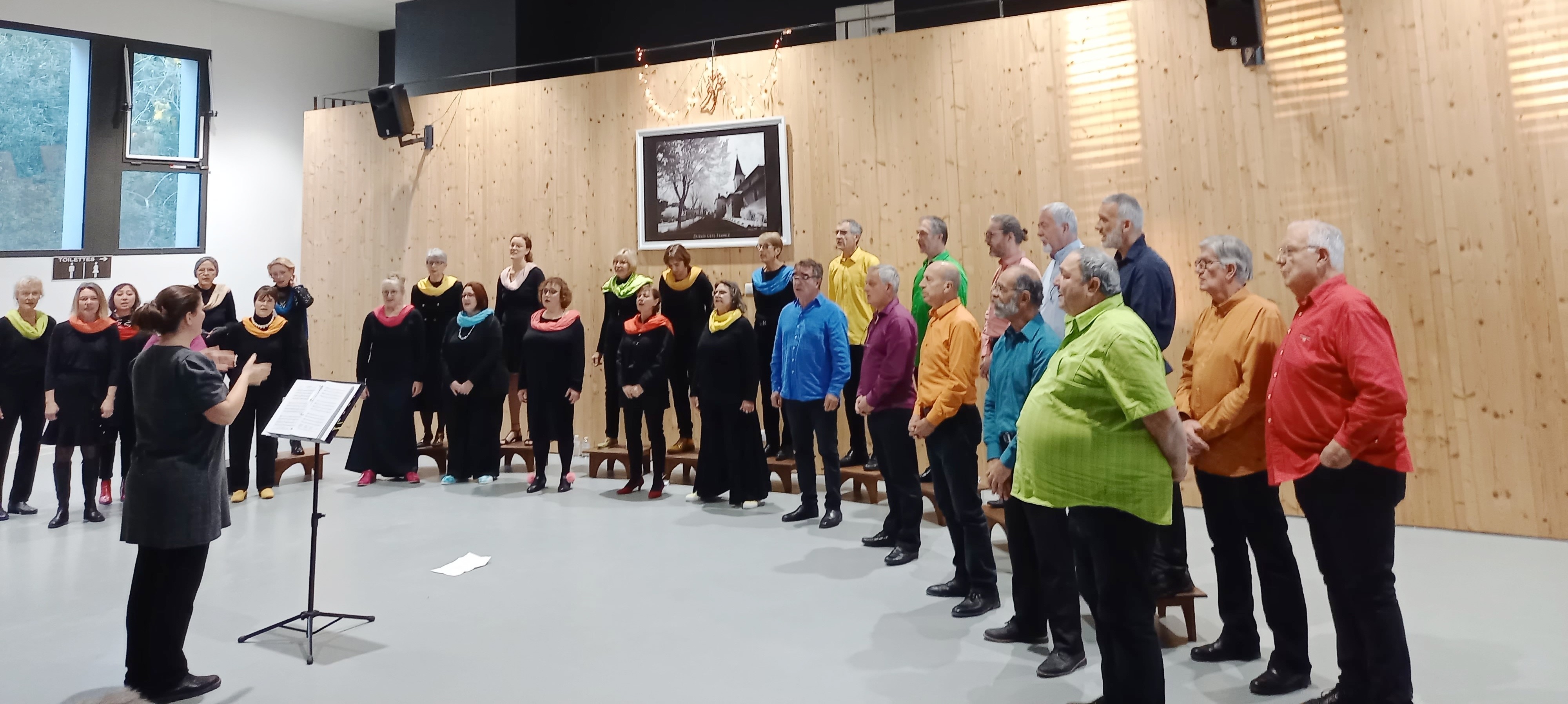 La chorale « d’Escale vocale musiques du Monde » dirigée par Victoria Digon Elsden.