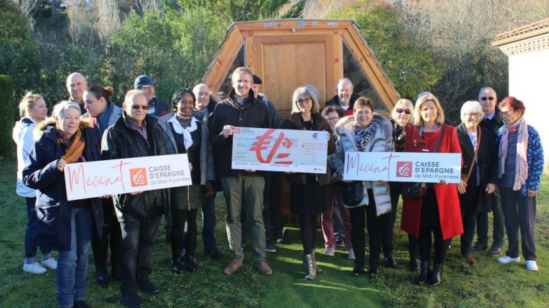 Un chèque de 1500 euros  remis par la Caisse d'Epargne de Midi-Pyrénnées à l'Association Hygie Sport