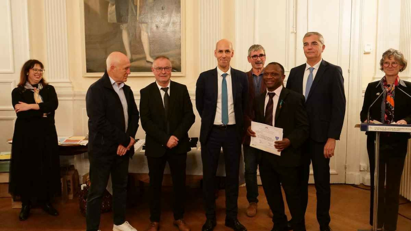 Cérémonie de remise des médailles de la Jeunesse et des Sports: Abdou A. de l'UAV Foot parmi les récipiendaires.
