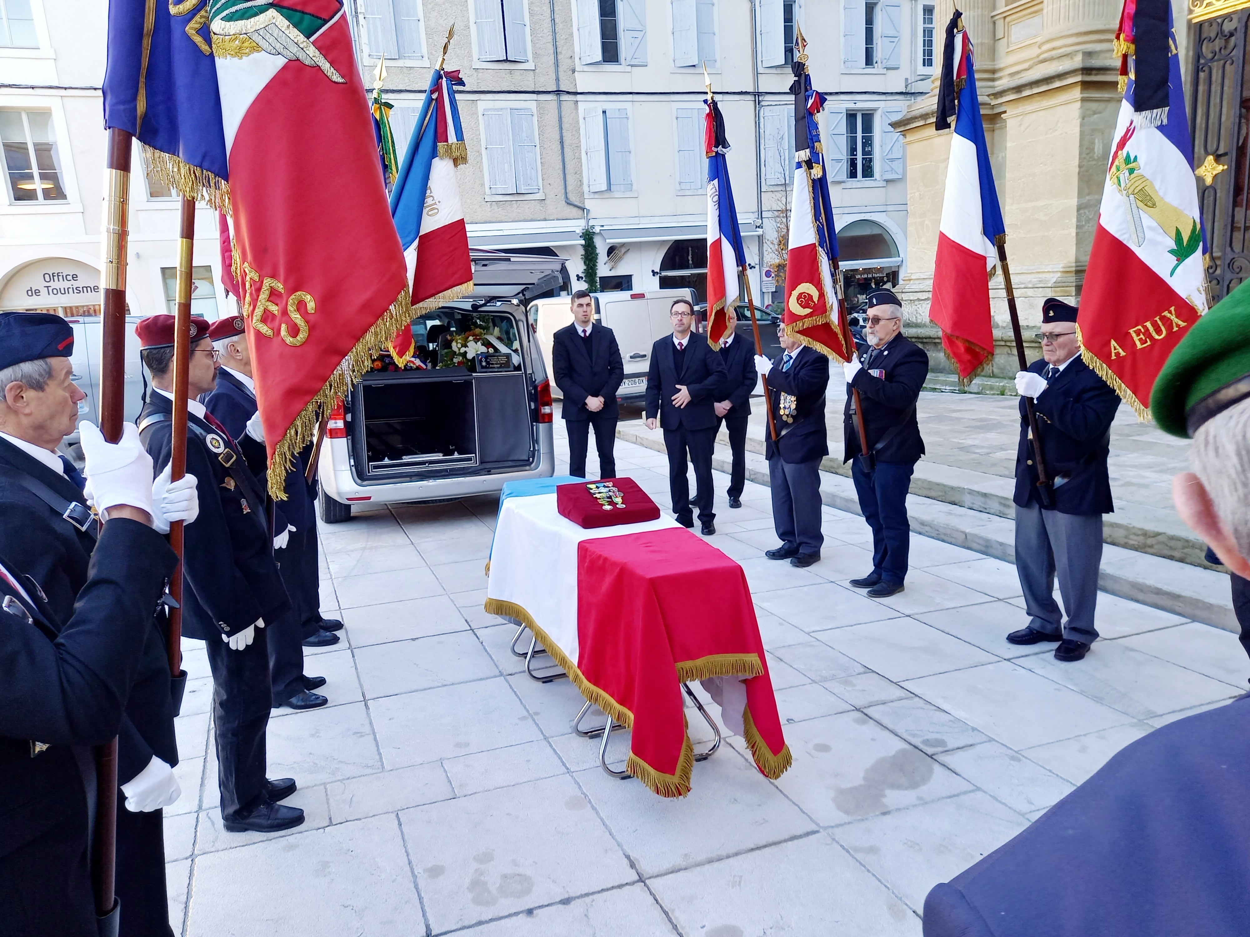 Haie d'honneur à la sortie de la cathédrale.