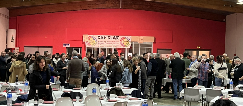 Tirage au sort pour le jeu de Noël organisé par l'association Cap'Clar.