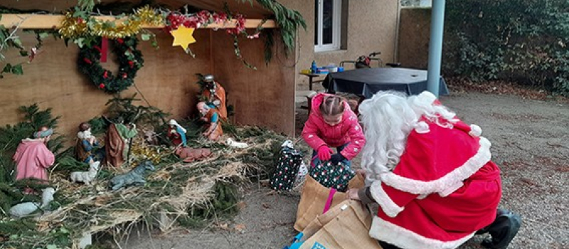 Quand le père Noël passe par la crèche