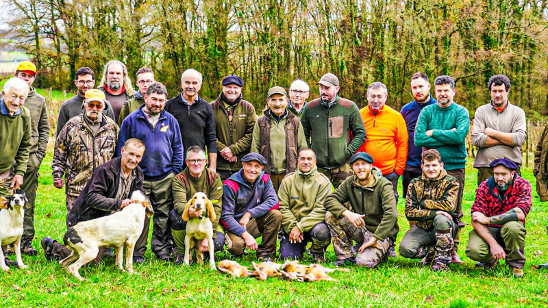 Chasseurs de lièvre avec chiens courants à Bouzon-Gellenave et villages aux alentours