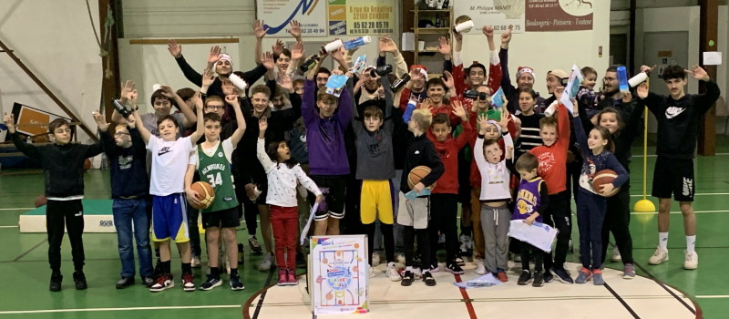 Des cadeaux de Noël dans le panier de basket.