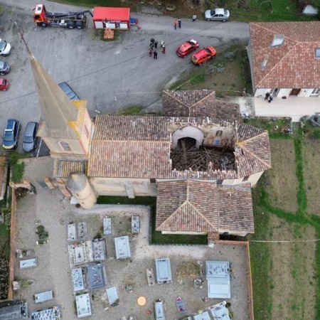 Suite à l'effondrement de la toiture de la nef de l'église, un périmètre de sécurité a été élargi