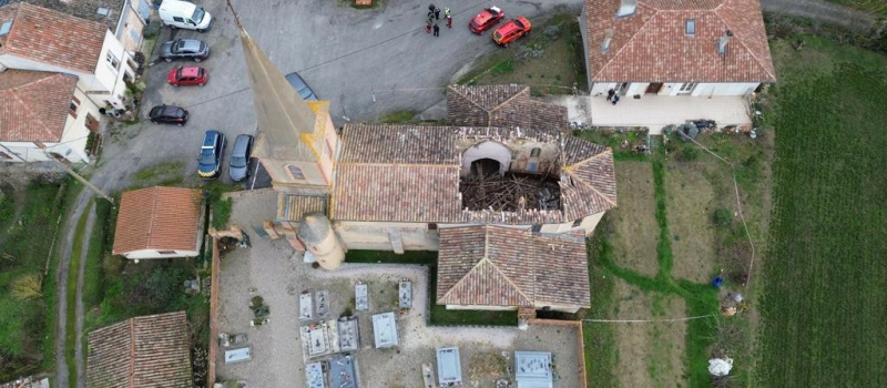 Suite à l'effondrement de la toiture de la nef de l'église, un périmètre de sécurité a été élargi