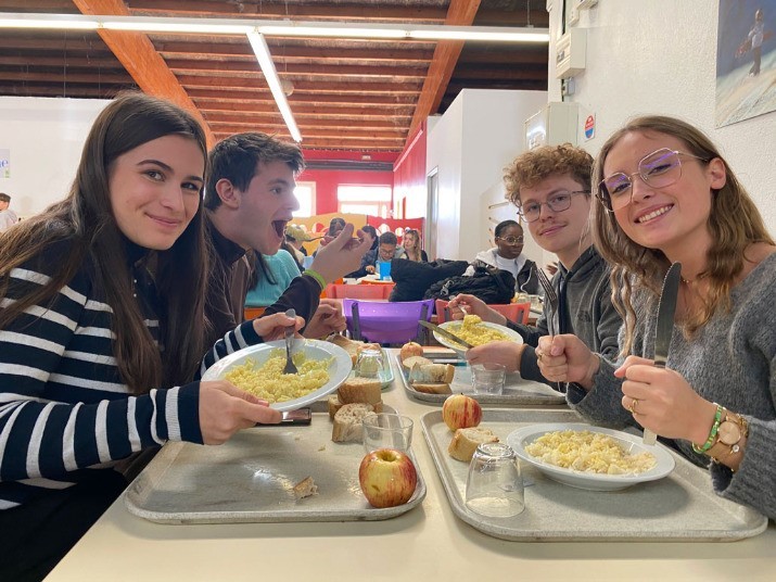 bol de riz. à la cantine