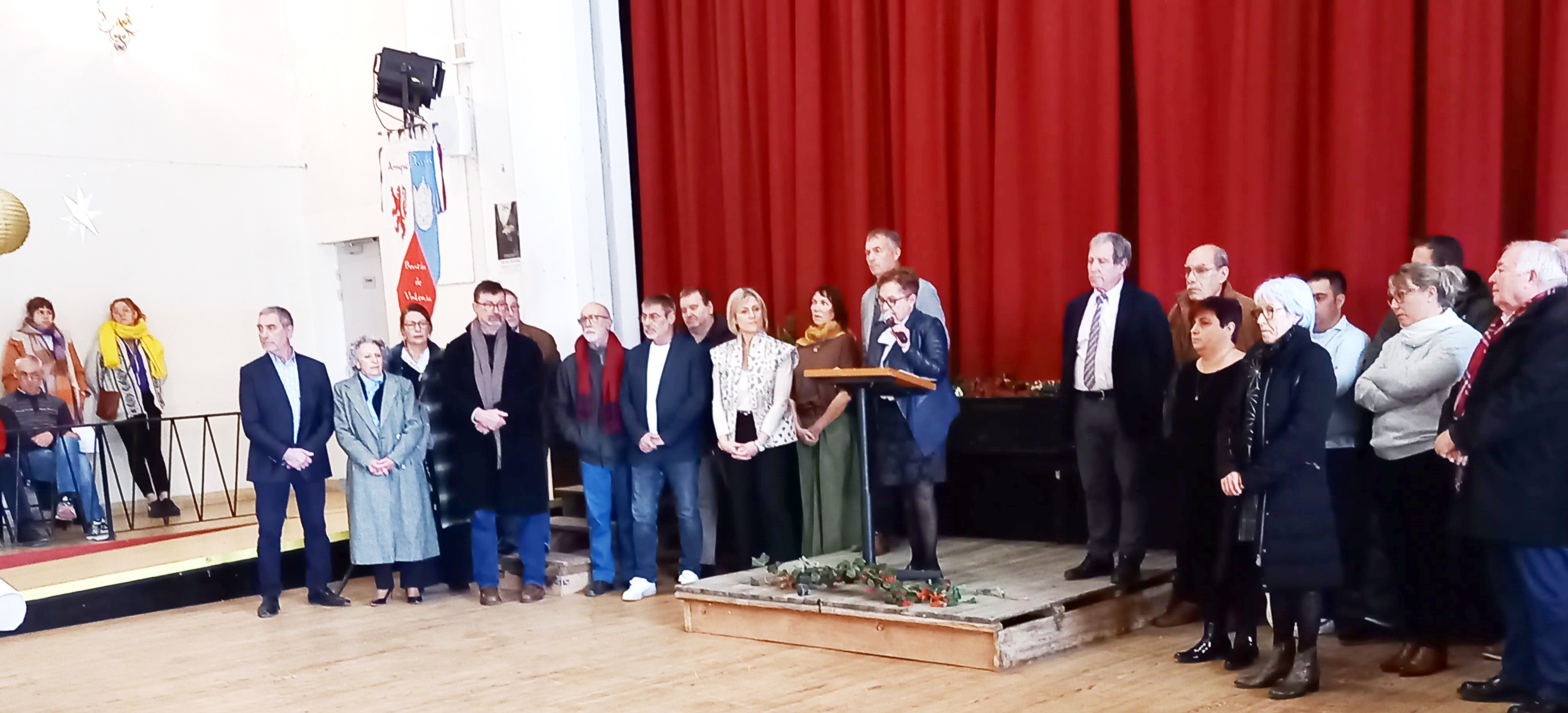Marie-Thérèse Broca-Lannaud entourée des Conseillers Municipauc et des maires des communes environnantes.
