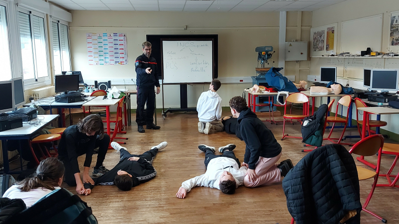 On se forme aux premiers secours au collège Gabriel Séailles!
