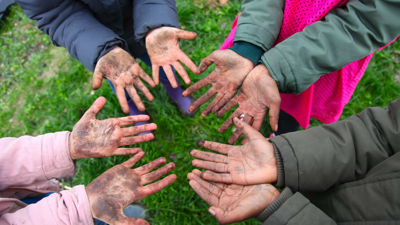 Les enfants sèment l’avenir en plantant des arbres dans le Gers !