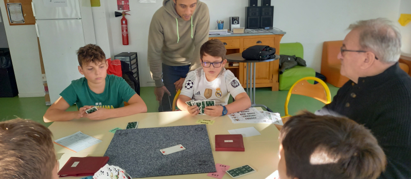 L'Excuse Vicoise a initié les jeunes collégiens au tarot !