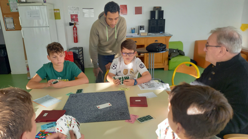 L'Excuse Vicoise a initié les jeunes collégiens au tarot !