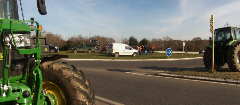 Les agriculteurs en colère au rond point de Pavie