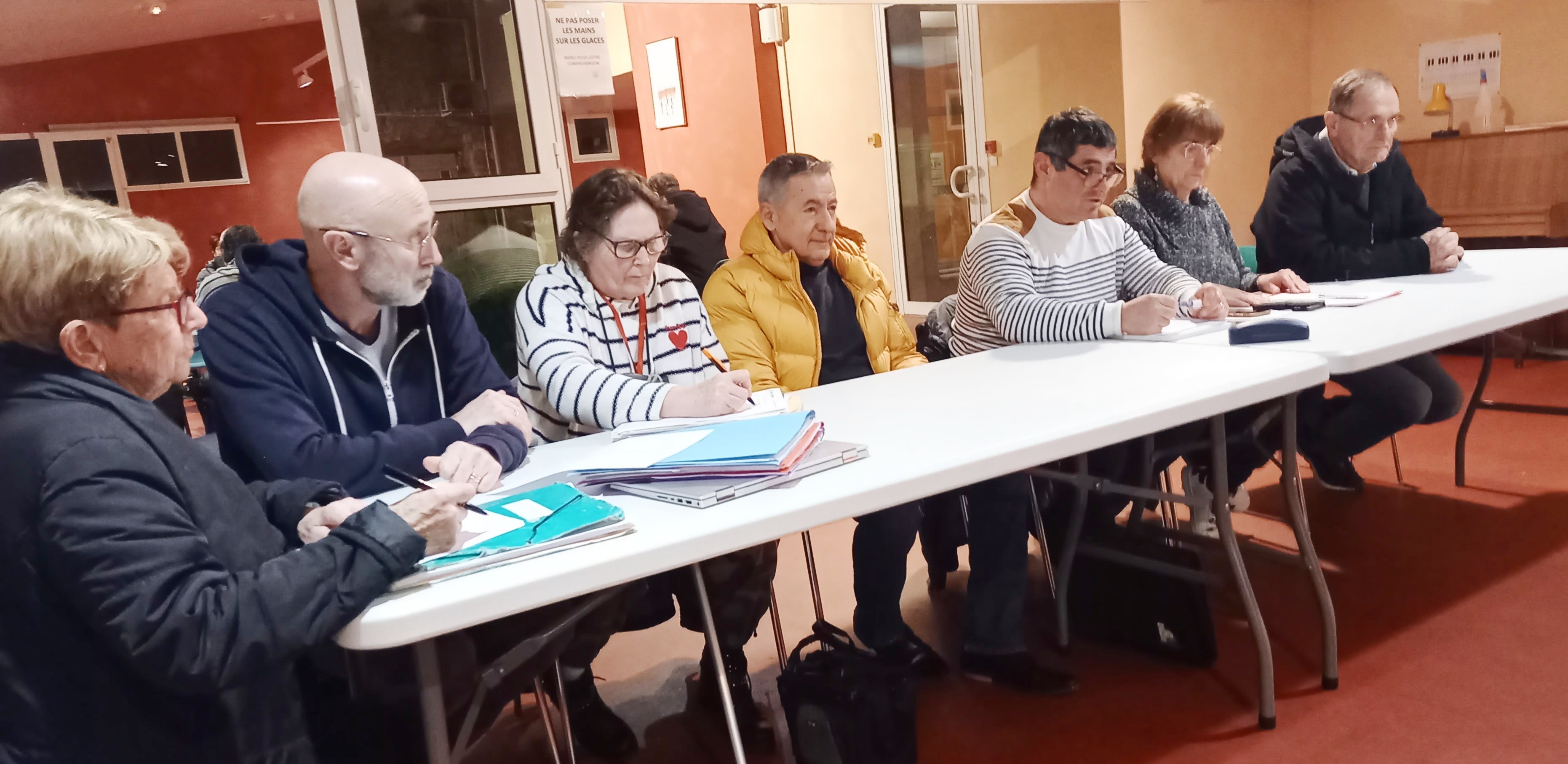Arlette Barrieu, Philippe Laborde, Fabienne Garuz, Didier Séres, Bernard Ksaz, Nicole Requenna, et Guy Lapeyre, lors de l'assemblée générale.
