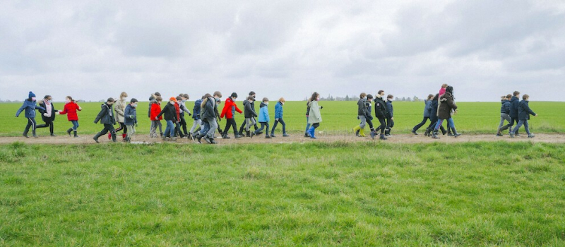 Les enfants sèment l'avenir en plantant 450 arbres chez une agricultrice du Gers