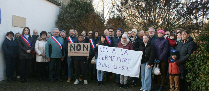 Rassemblement pour défendre l'école de Riguepeu