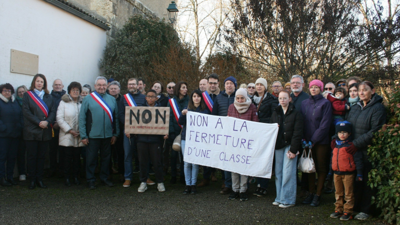 Rassemblement pour défendre l'école de Riguepeu