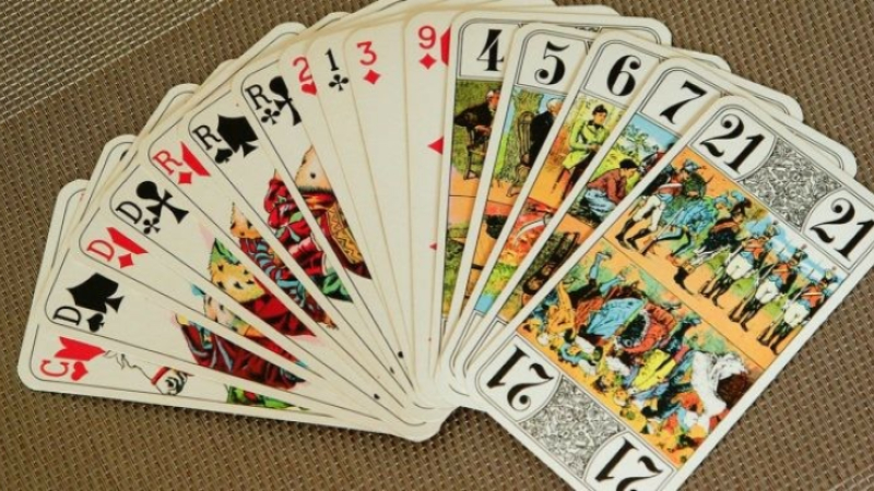 Venez vous initier au jeu du tarot avec Vic Accueil !