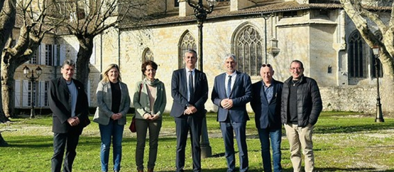Une réunion de travail avec les représentants de l'état