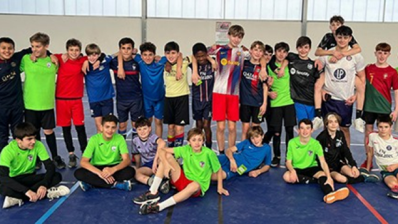 Les jeunes a l'école du foot pendant les vacances